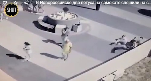 В Новороссийске ищут двух самокатчиков, которые сбили женщину на тротуаре и сломали ей ногу