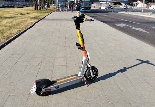 Бросить электросамокат посредине тротуара - это нормально для урода-электросамокатчика