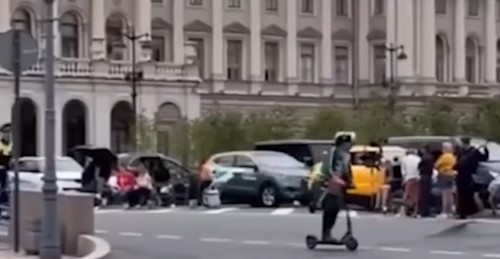 В Санкт-Петербурге Петр I на самокате удирал от полицейского на самокате