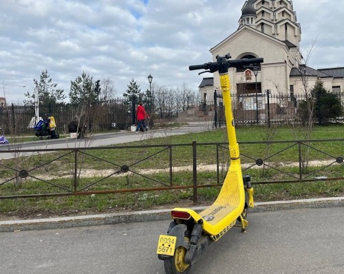 Петербуржец упал с электросамоката в Невском районе. Мужчина скончался в больнице.