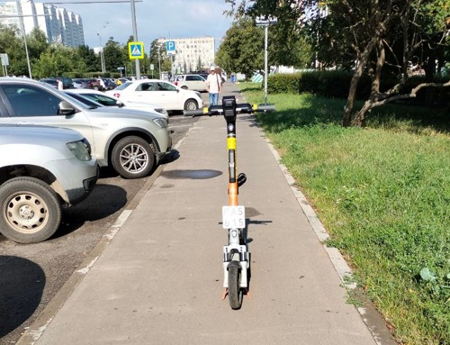 И вот опять стоит одинокий электросамокат посреди тротуара и всех бесит