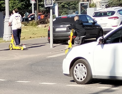 Электросамокатчики должны спешиваться на переходе.