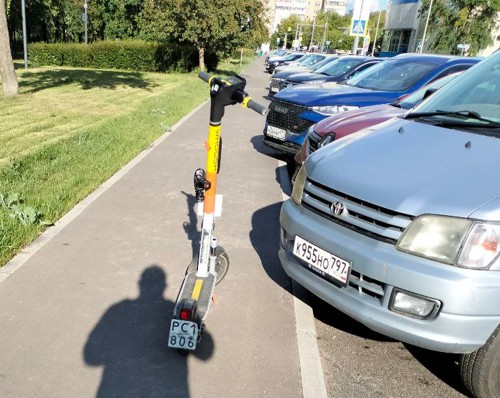 И снова электросамокат посреди тротуара