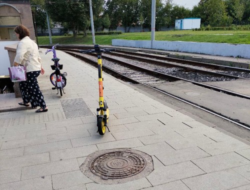 Брошенные электросамокат и электровелосипед