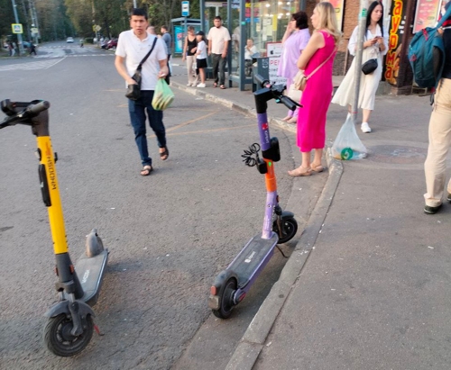 Только дегенерат бросает на дороге самокат