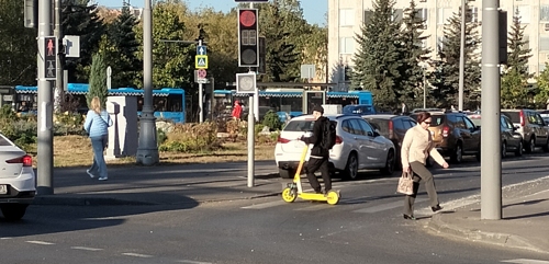 Бывают и хорошие самокатчики!