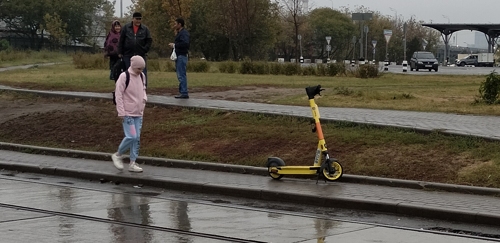 Загадка: Стоит, всем мешается, все на него ругаются