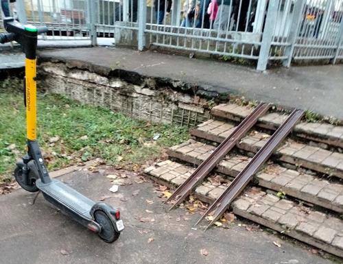 Опять самокат запаркован напротив пандуса