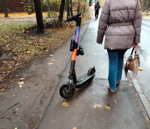 Самокат ходить мешает, только тридвараз так его бросает