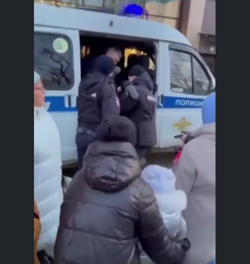 В Москве полиция задержала мать с ребенком, едущих на одном самокате.