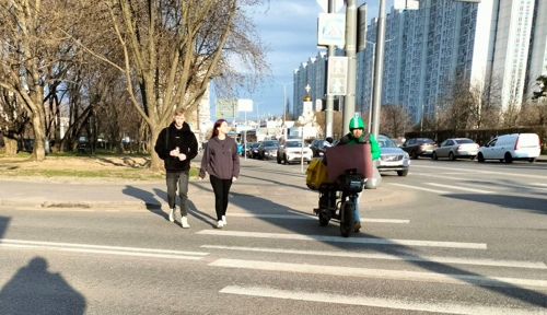 На переходе на самокате - пешком!