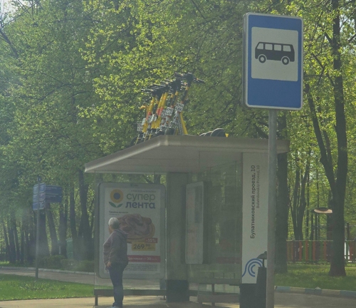 Электросамокаты на крыше остановки