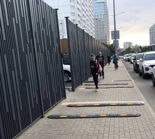В Москве устанавливают «лежачие полицейские» на тротуарах для  самокатчиков
