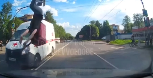 В Вологде самокатчик попал под скорую помощь