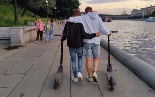 Однополая любовь - нередкость среди самокатчиков