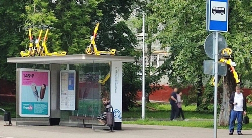 В Москве в Бирюлёво люди борются с самокатами⁠⁠