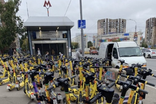 Самокаты заблокировали выход из метро
