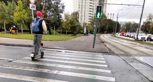 Пидор на самокате по переходу катит