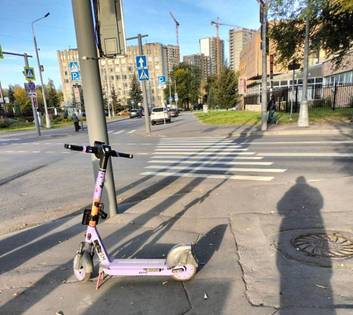 Самокат без номеров на переходе