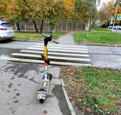 Самокат бросили у перехода