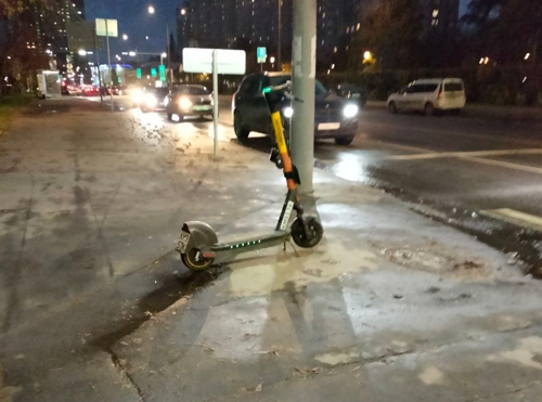 Ночью самокат мешает очень