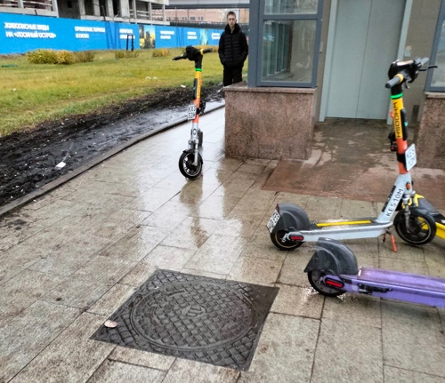 Электросамокаты мешают пройти к переходу