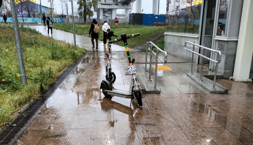 Два дебила самокаты на проходе оставили