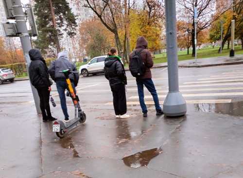 Повесть об очередном уроде, бросившим самокат на переходе