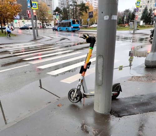 И опять самокат у перехода оставили какие-то уроды