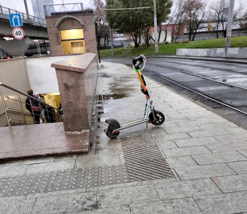 Опять перегородили тротуар