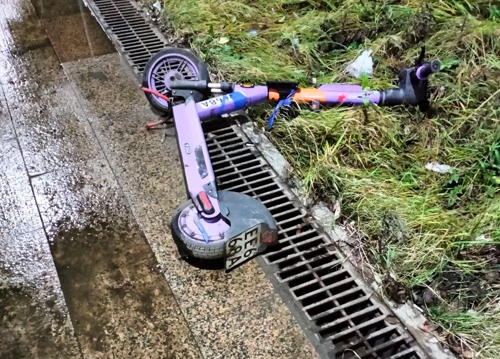 Брошенный самокат после завершения сезона проката
