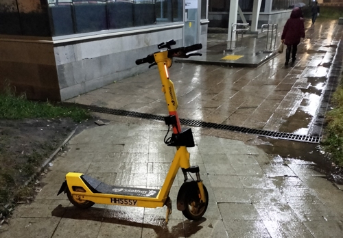 Стоит самокат посредине тротуара - у того, кто его бросил никогда не будет пары