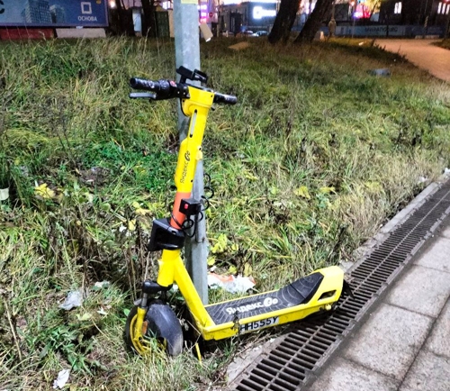 Самокатов сезон окончен, а самокат почему-то стоит тут