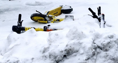Как я рад - снег засыпал самокат